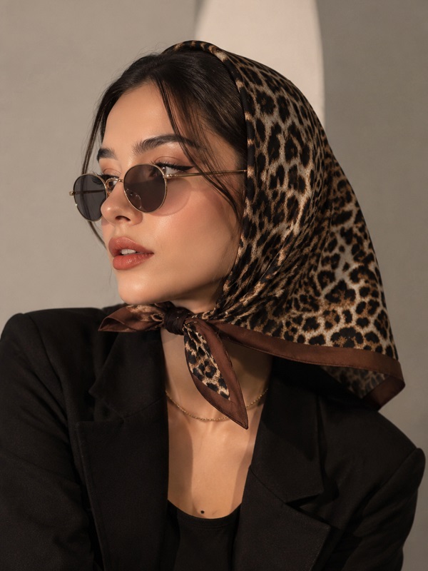 مینی اسکارف طرح پلنگی با حاشیه قهوه‌ای